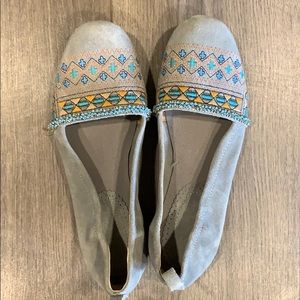 LaTigo Sundance grey suede beaded flats, like new